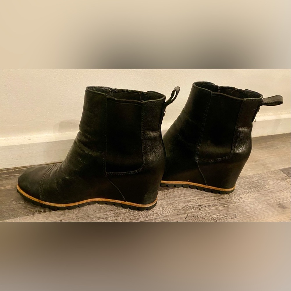 Ladies Ugg boots black leather with wedge heel sz. 8.5